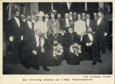 105950 Groepsportret van leraren van de Veeartsenijschool te Utrecht met hun echtgenoten ter gegenheid van het ...